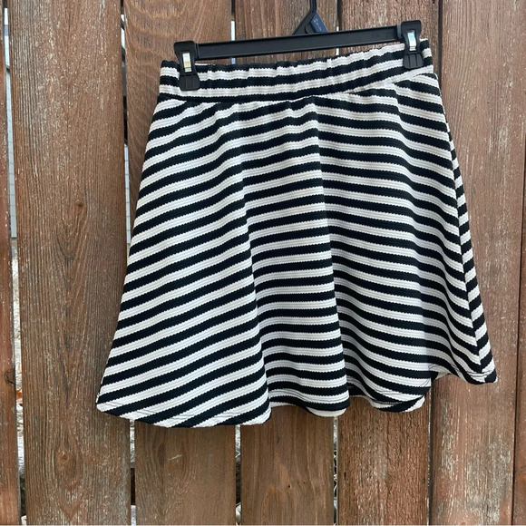 CHARLOTTE RUSSE Women’s Striped Black White Flare Skater‎ Mini Skirt Size Medium - Picture 3 of 7